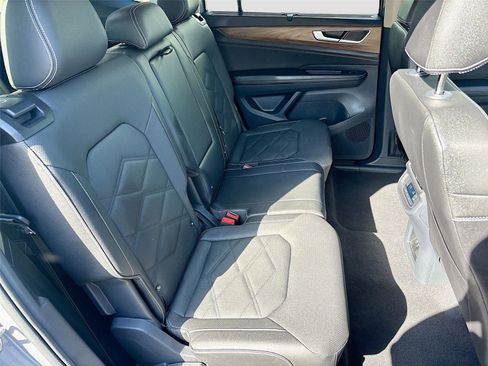 Used 2025 Volkswagen Atlas SE image 28