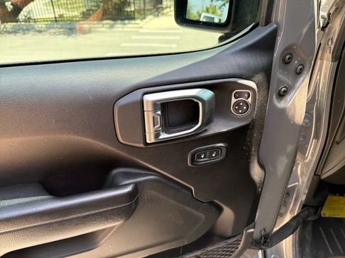 Used 2023 Jeep Gladiator Mojave AWD/4WD image 19