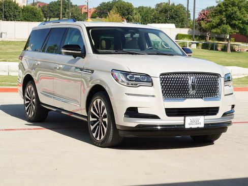 Used 2023 Lincoln Navigator Reserve AWD/4WD image 7