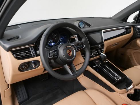 Used 2025 Porsche Macan image 4