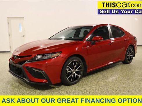Used 2022 Toyota Camry SE image 3