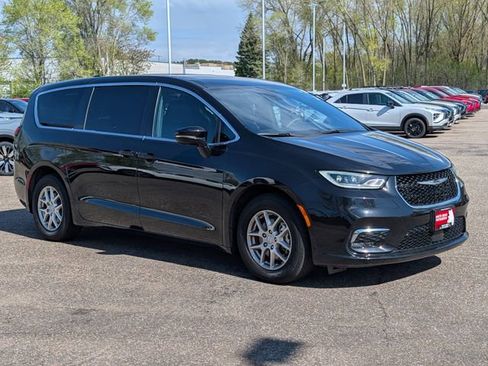 Used 2025 Chrysler Pacifica Select FWD image 1