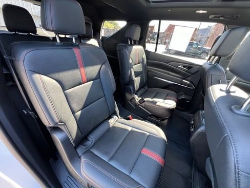 Used 2025 Chevrolet Traverse RS image 30