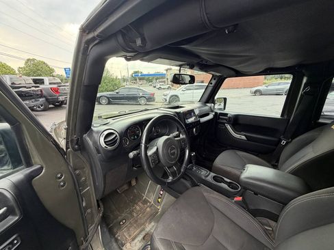 Used 2015 Jeep Wrangler Unlimited Sahara w/ Dual Top Group AWD/4WD image 13