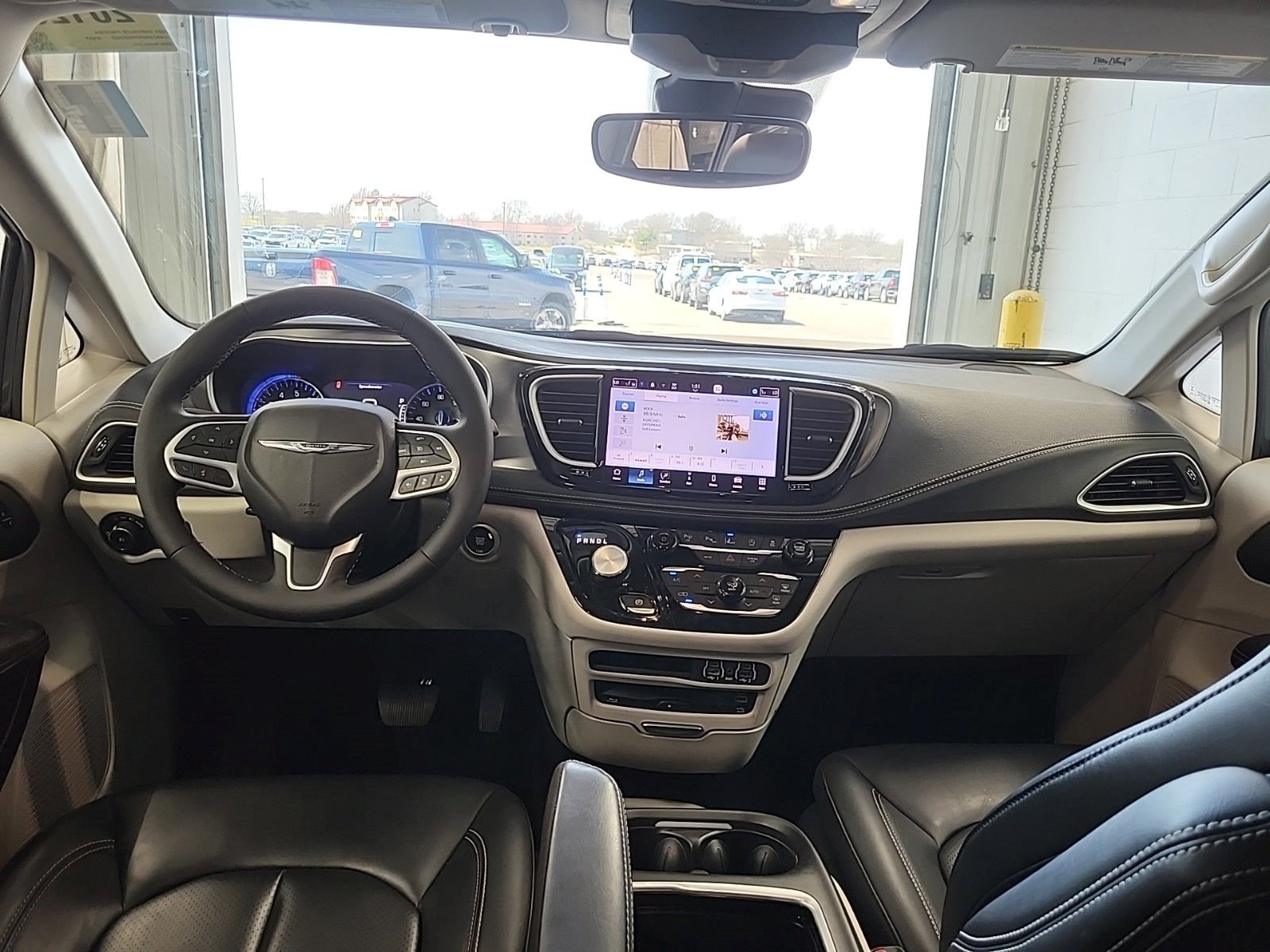 Used 2023 Chrysler Pacifica Touring-L w/ Uconnect Theater Family Group AWD/4WD image 8