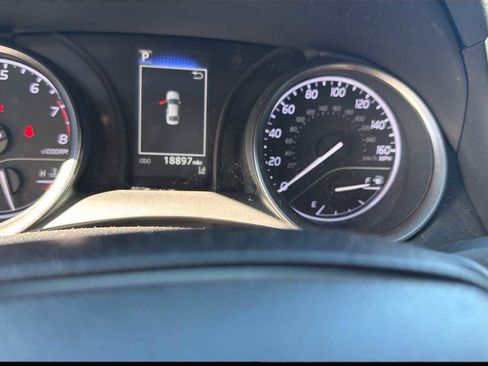 Used 2023 Toyota Camry SE image 4