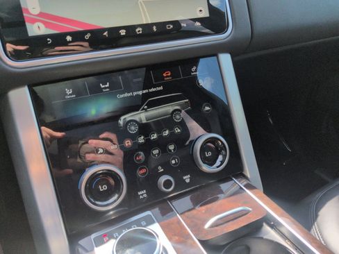 Used 2019 Land Rover Range Rover HSE image 18