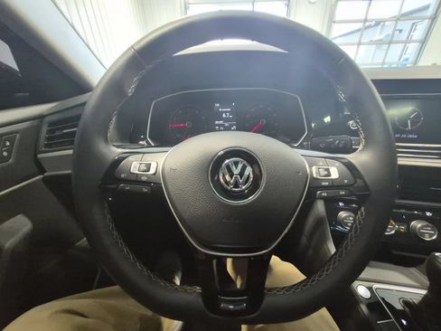 Used 2021 Volkswagen Jetta SE FWD image 25