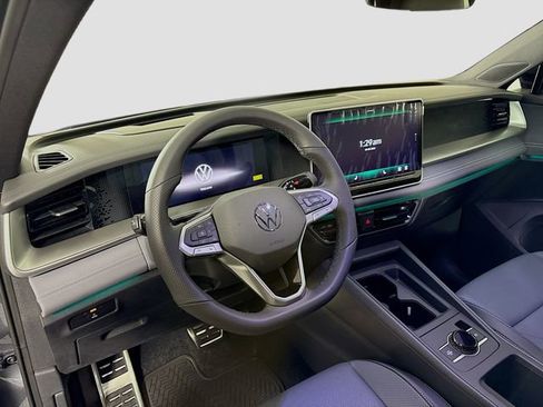 New 2025 Volkswagen Tiguan SE R-Line image 9