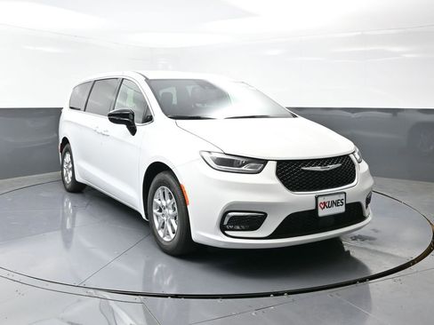 New 2026 Chrysler Pacifica Select image 4