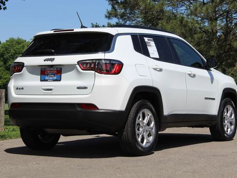 Used 2024 Jeep Compass Latitude AWD/4WD image 8