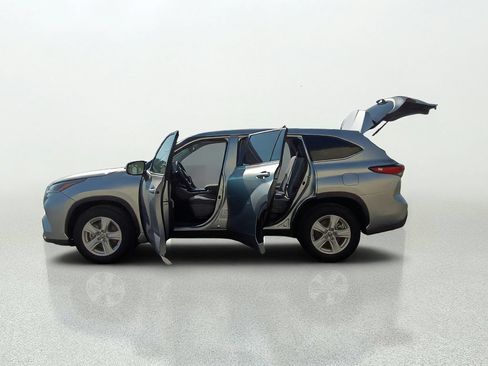 Used 2021 Toyota Highlander L FWD image 12