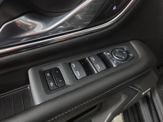 Used 2024 GMC Yukon XL SLT w/ SLT Luxury Package AWD/4WD image 25