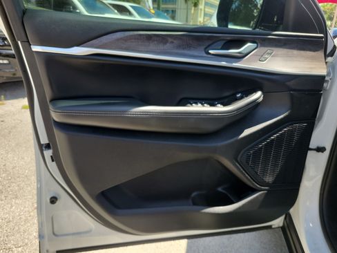 Used 2023 Jeep Grand Cherokee Limited AWD/4WD image 14