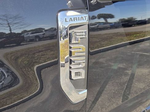 Used 2021 Ford F250 Lariat w/ Lariat Value Package image 3