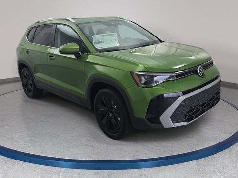 New 2026 Volkswagen Taos SE FWD image 3