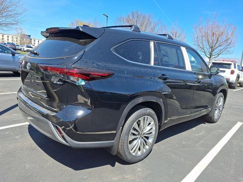New 2026 Toyota Highlander Platinum image 4