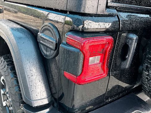 Used 2025 Jeep Wrangler Unlimited Rubicon AWD/4WD image 27