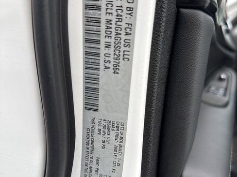 Used 2025 Jeep Grand Cherokee Laredo X image 36