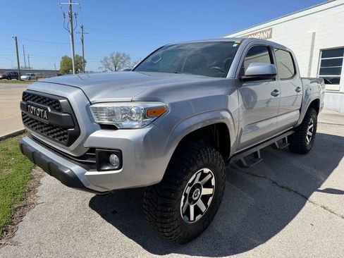 Used 2017 Toyota Tacoma SR image 1