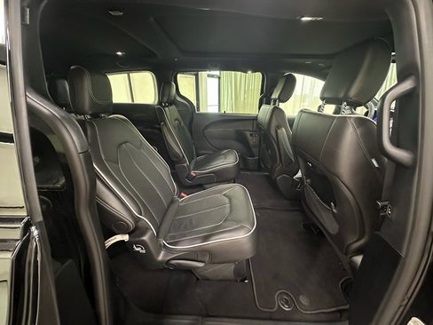 Used 2026 Chrysler Pacifica Limited w/ S Appearance Package FWD image 19