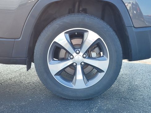 Used 2019 Jeep Cherokee Limited AWD/4WD image 10