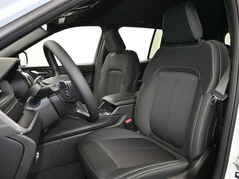 Used 2025 Jeep Grand Cherokee Laredo image 10