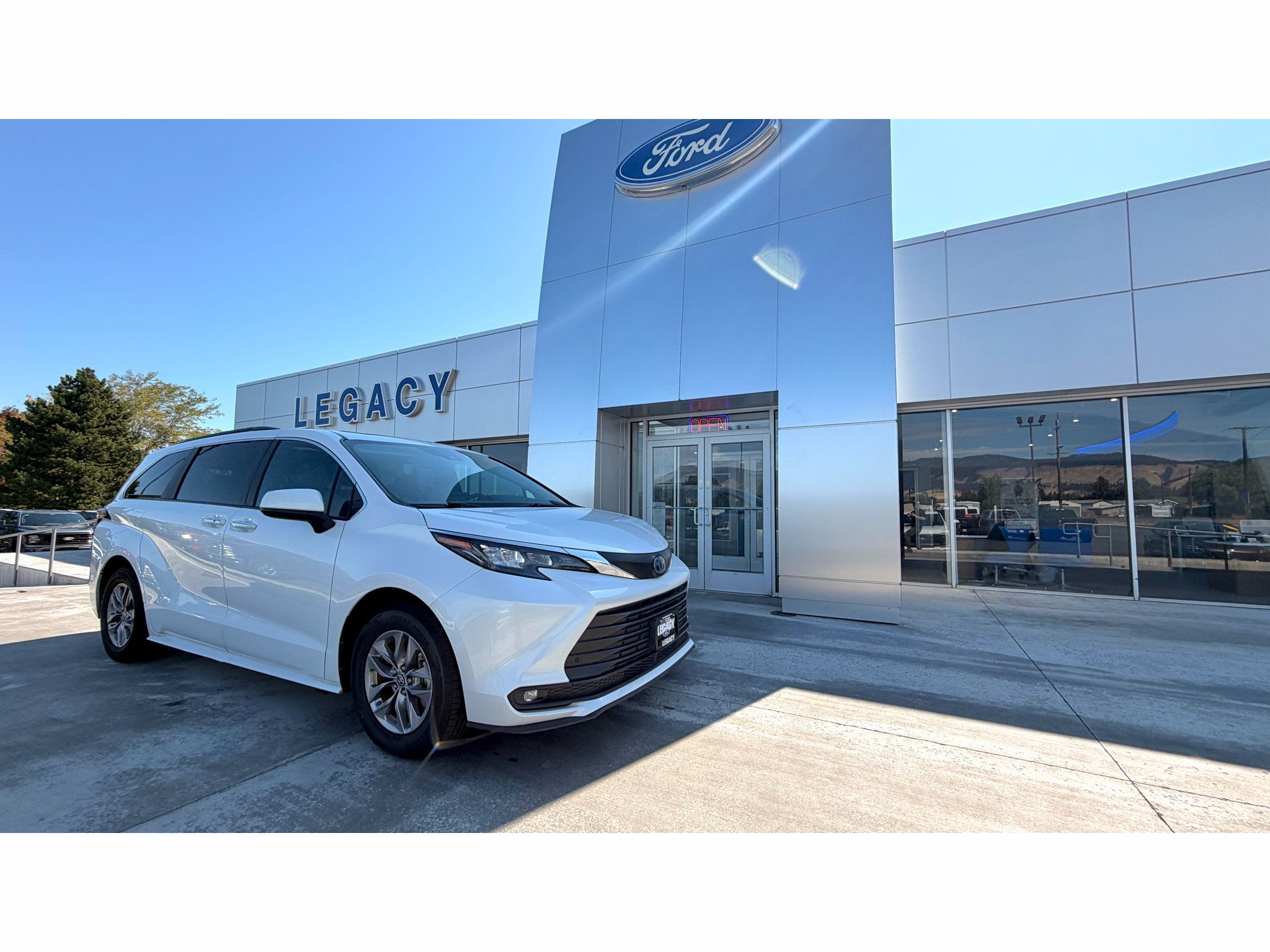 Used 2025 Toyota Sienna XLE FWD image 1