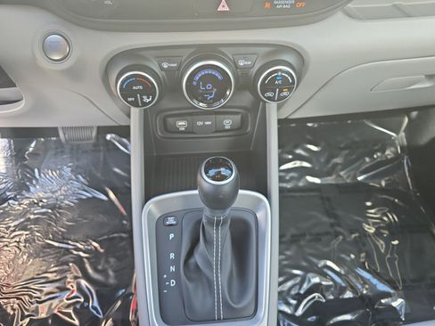 Used 2024 Hyundai Venue SEL image 29