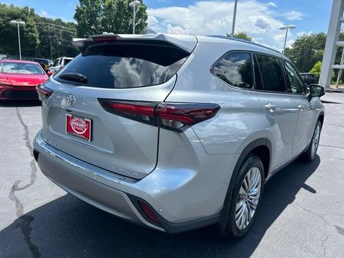 Used 2024 Toyota Highlander Platinum FWD image 7
