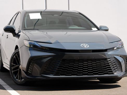 Used 2025 Toyota Camry SE FWD image 2