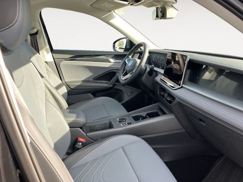 Used 2026 Volkswagen Tiguan SE w/ Panoramic Sunroof Package AWD/4WD image 13