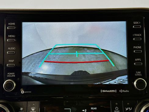Used 2022 Toyota Highlander XLE AWD/4WD image 13
