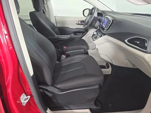 Used 2024 Chrysler Voyager LX FWD image 7