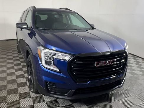 Used 2023 GMC Terrain SLE w/ Driver Convenience Package FWD image 4