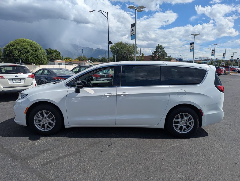 Used 2024 Chrysler Pacifica Touring-L FWD image 8