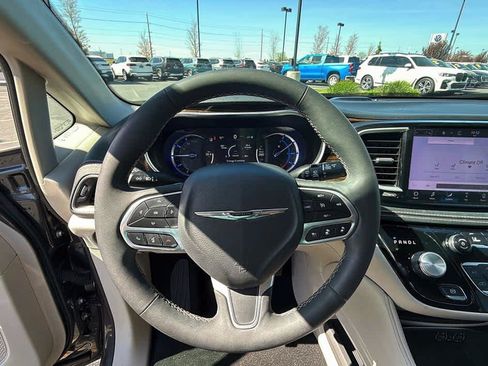 Used 2023 Chrysler Pacifica Limited FWD image 23