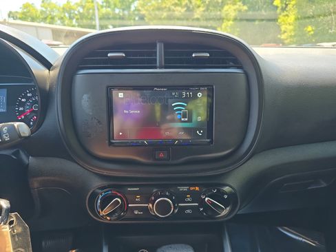 Used 2022 Kia Soul LX w/ Technology Package FWD image 21
