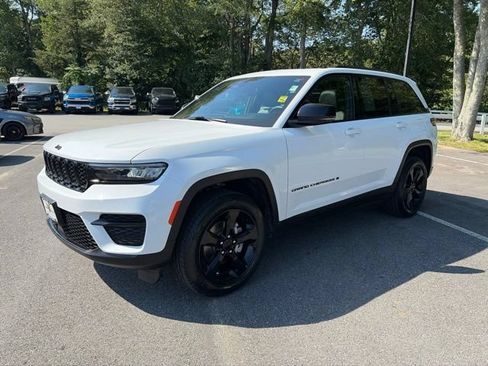 Used 2023 Jeep Grand Cherokee Altitude AWD/4WD image 2