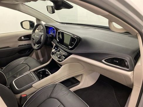 Used 2024 Chrysler Pacifica Limited image 27