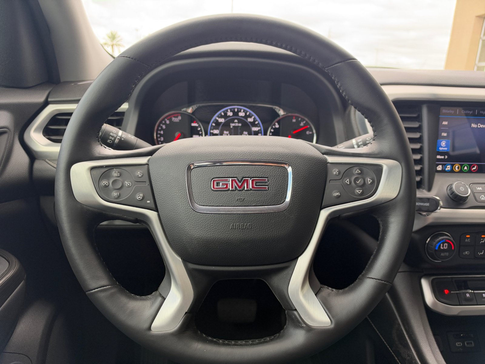 Used 2022 GMC Acadia SLT w/ Technology Package AWD/4WD image 9