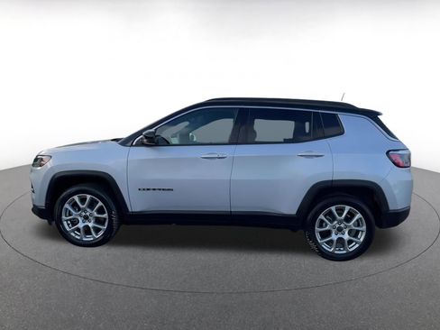 Used 2025 Jeep Compass Limited image 9