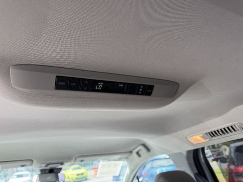 Used 2021 Toyota Sienna LE FWD image 33