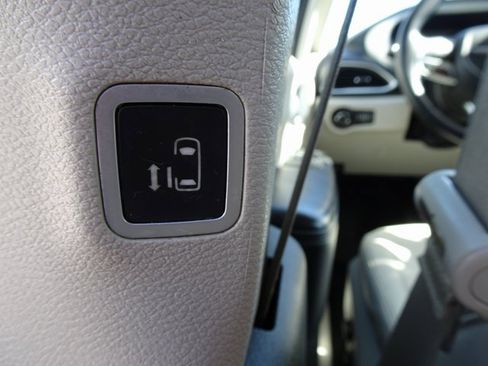 Used 2017 Chrysler Pacifica Premium image 16