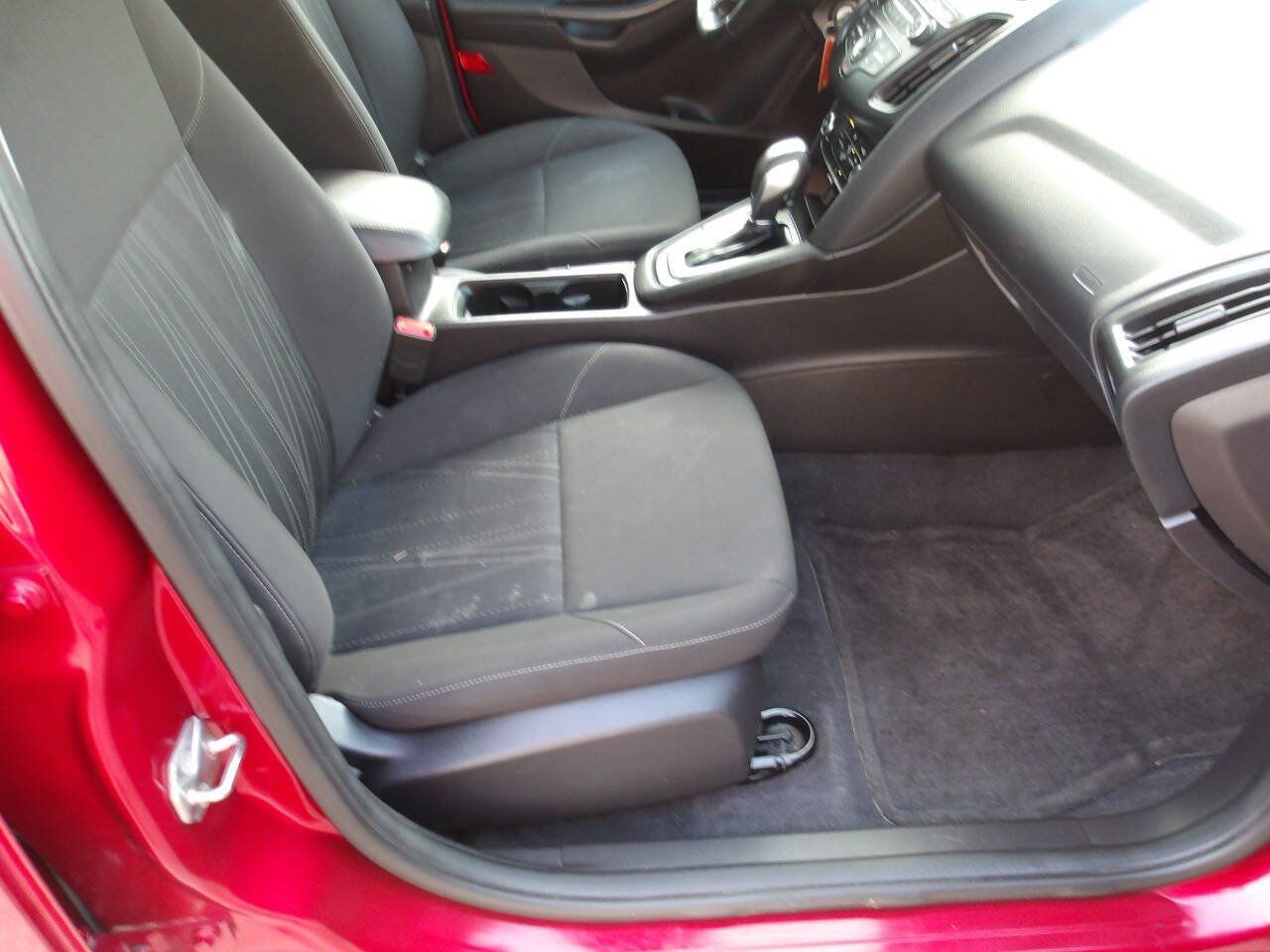 Used 2015 Ford Focus SE w/ SE Sport Package FWD image 6
