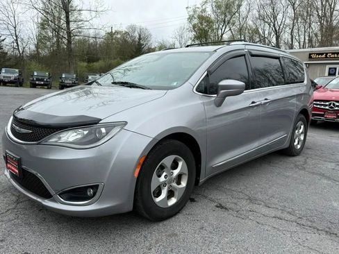 Used 2017 Chrysler Pacifica Touring-L Plus FWD image 10