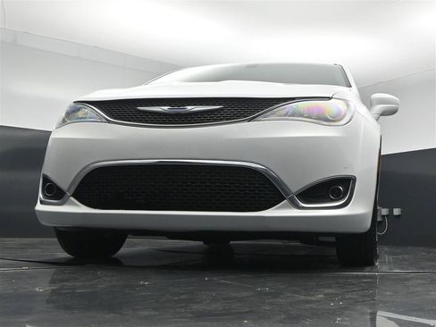 Used 2018 Chrysler Pacifica Touring-L FWD image 28