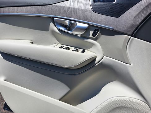 Certified 2024 Volvo XC90 T8 Ultimate w/ Lounge Package AWD/4WD image 18