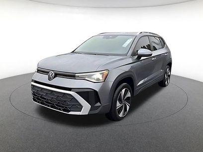 Used 2025 Volkswagen Taos SE w/ Panoramic Sunroof Package