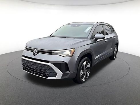 Used 2025 Volkswagen Taos SE w/ Panoramic Sunroof Package AWD/4WD image 1